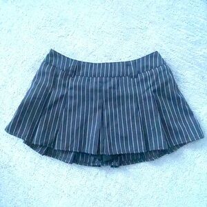 super cute grunge pin stripe skirt with built in shorts🤍🤍🤍